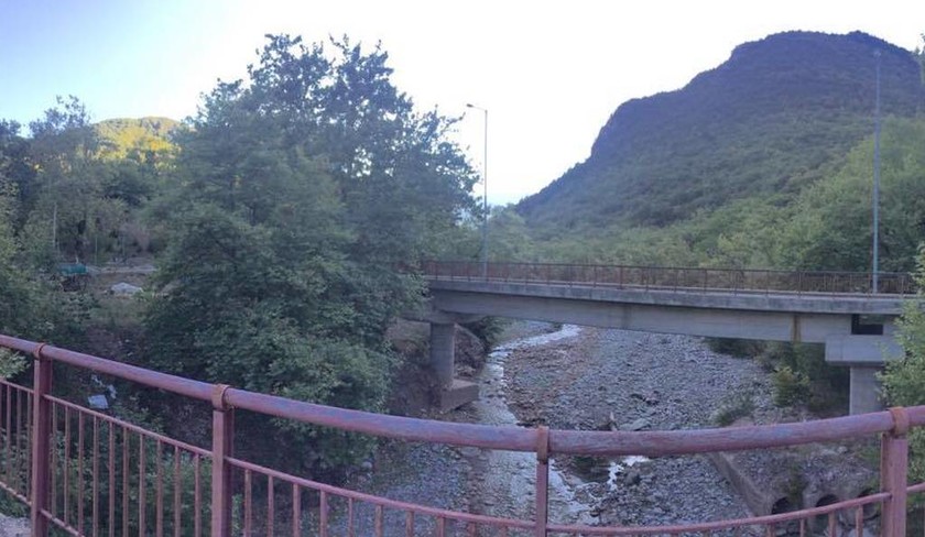 Γέφυρα στην Καλαμπάκα κινδυνεύει να καταρρεύσει (pics)