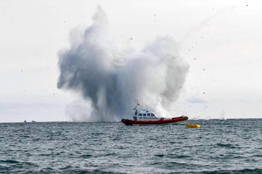 Ιταλία: Στρατιωτικό αεροσκάφος κατέπεσε στη θάλασσα – Αγωνία για τον πιλότο (pics)