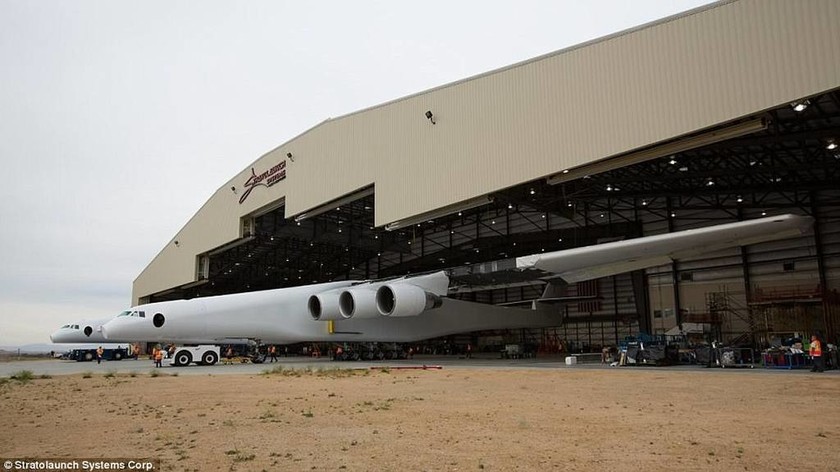 Εντυπωσιακές εικόνες: Το μεγαλύτερο αεροπλάνο στον κόσμο βάζει για πρώτη φορά εμπρός τους κινητήρες