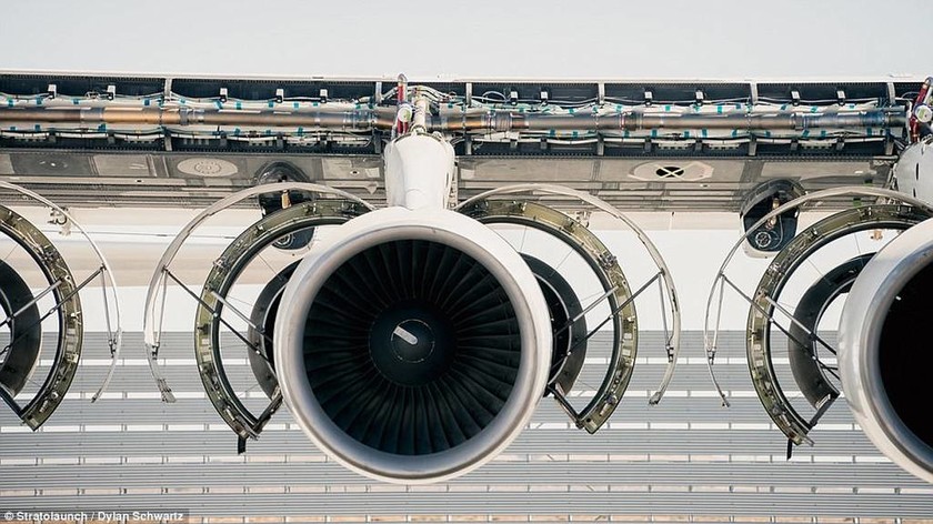 Εντυπωσιακές εικόνες: Το μεγαλύτερο αεροπλάνο στον κόσμο βάζει για πρώτη φορά εμπρός τους κινητήρες