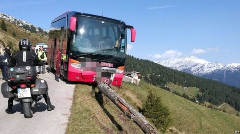 Ήρωας τουρίστας σταμάτησε λεωφορείο στο χείλος του γκρεμού! (pic)