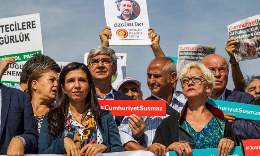 Τουρκία - Δίκη Cumhuriyet: Ένας δημοσιογράφος αποφυλακίστηκε - Τέσσερις θα παραμείνουν κρατούμενοι