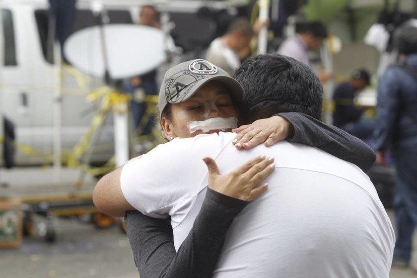 Σεισμός Μεξικό: Ο θρήνος γίνεται οργή – Ανασύρουν διαρκώς πτώματα από τα ερείπια 