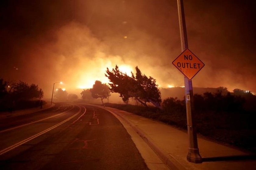 Πύρινη «κόλαση» στην Καλιφόρνια: Εκκενώνονται σπίτια και σχολεία (pics)