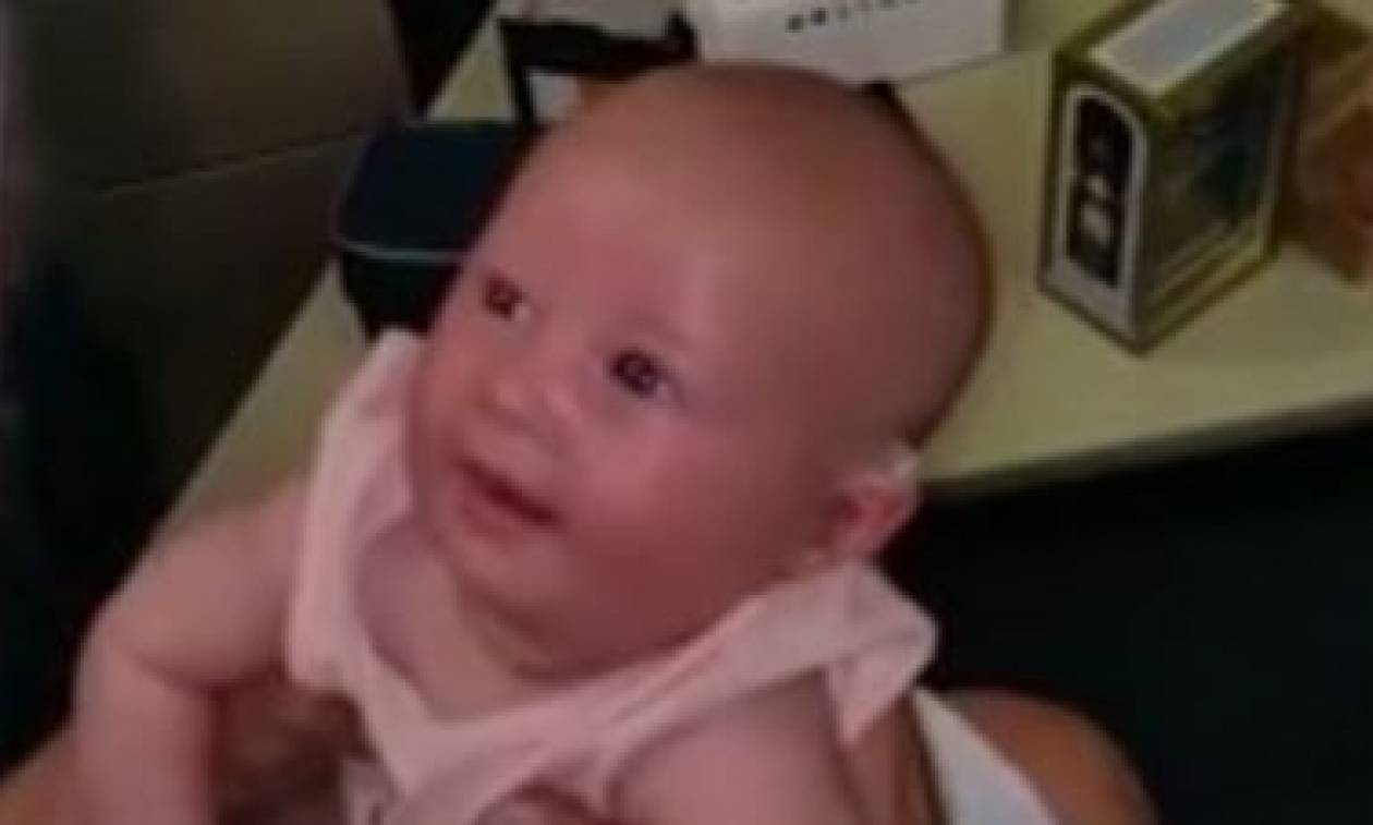 Συγκίνηση: Μωρό με πρόβλημα ακοής χαμογελάει ακούγοντας για πρώτη φορά τη μανούλα του! (vid)