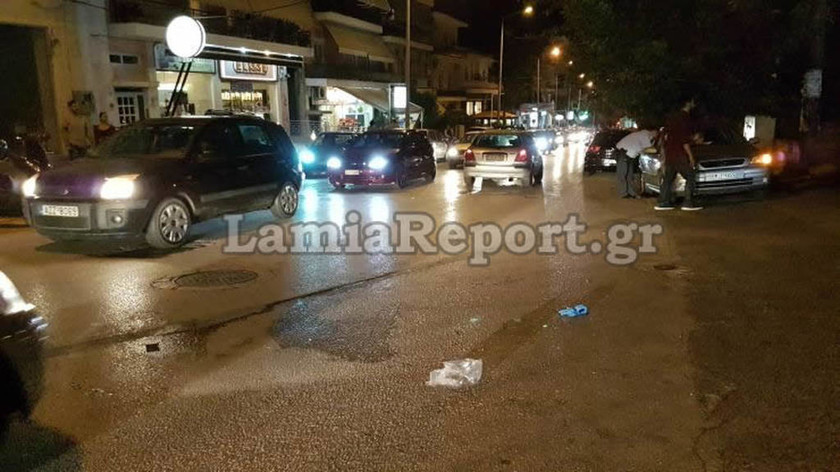 Σφιδρή σύγκρουση δίκυκλου με αυτοκινήτο στο κέντρο της Λαμίας (pics)