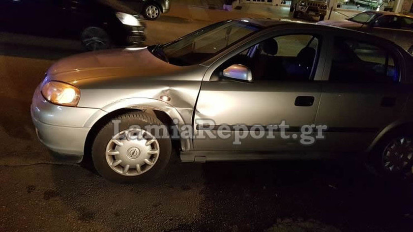 Σφιδρή σύγκρουση δίκυκλου με αυτοκινήτο στο κέντρο της Λαμίας (pics)