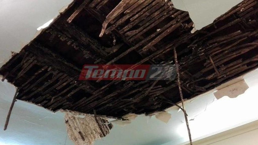 Παρά λίγο τραγωδία: Κατέρρευσε ταβάνι στο Δημοτικού Ωδείου της Πάτρας (pics)