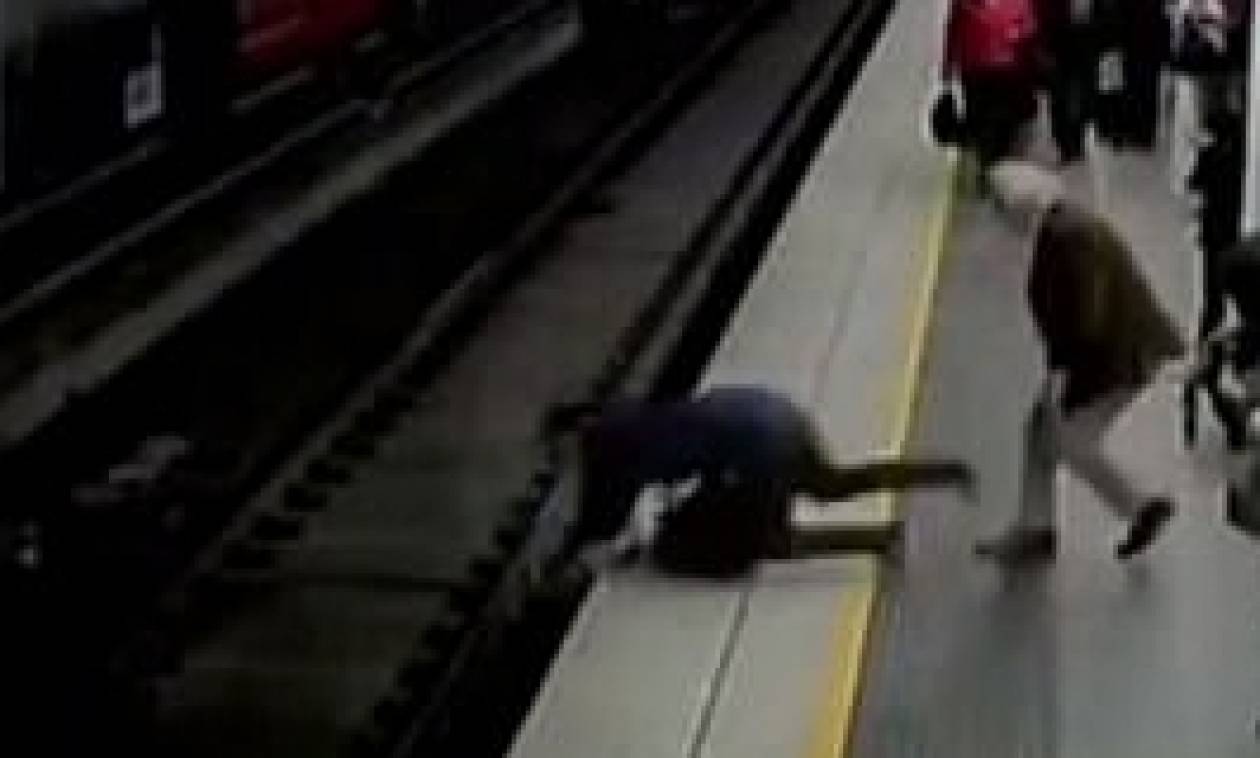 Πανικός στην Αυστραλία: Άνδρας λιποθύμησε και έπεσε στις γραμμές του μετρό! (vid)