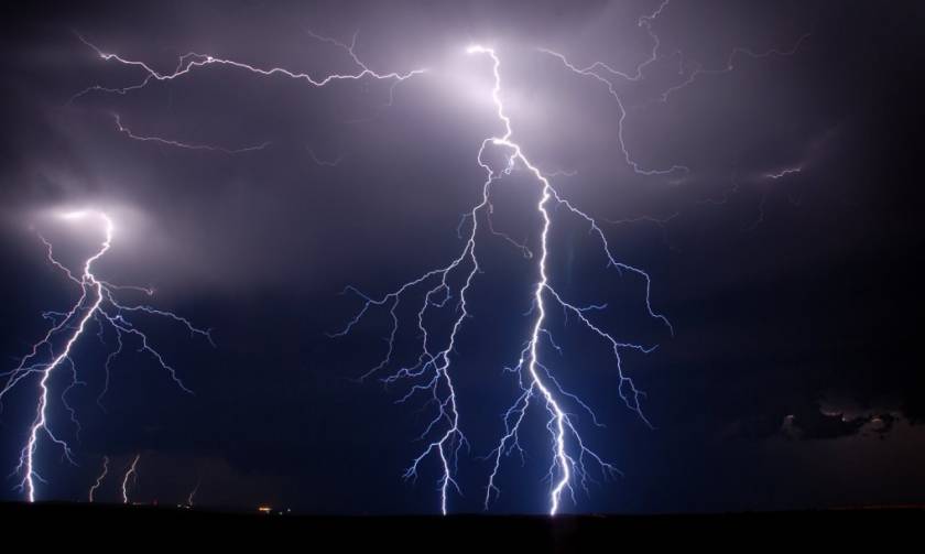 Καιρός ΤΩΡΑ: Ισχυρή καταιγίδα στην Αθήνα – Βροχοθύελλες σε όλη την Ελλάδα