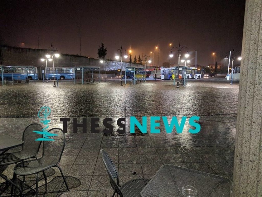 Κακοκαιρία: «Ποτάμια» οι δρόμοι της Θεσσαλονίκης - Πλημμύρισαν τα ΚΤΕΛ (vid)