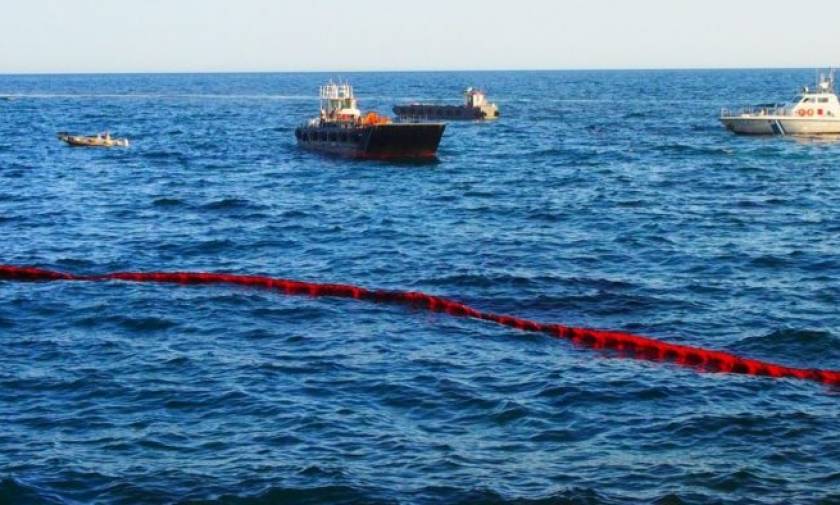 Σοκ στο Σαρωνικό: Νέα θαλάσσια ρύπανση από πλοίο στο Κερατσίνι