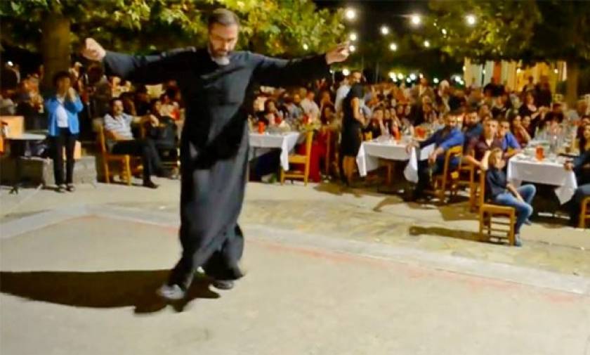 Κρητικός ιερέας ξεσήκωσε εκδήλωση χορεύοντας ανωγειανό πηδηχτό! (video)