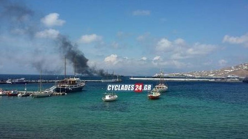 ΤΩΡΑ: Φωτιά σε σκάφος στη Μύκονο (video) 
