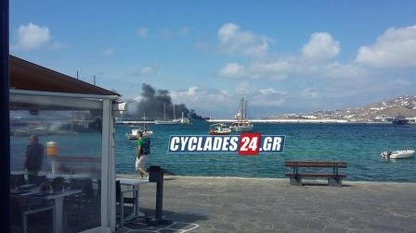 ΤΩΡΑ: Φωτιά σε σκάφος στη Μύκονο (video) 