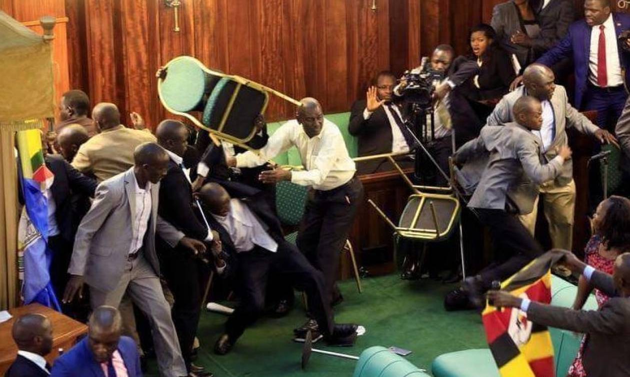 Πανδαιμόνιο στην Βουλή της Ουγκάντας: Απίστευτο ξύλο με μπουνιές κλωτσιές και… ξιφομαχίες! (video)