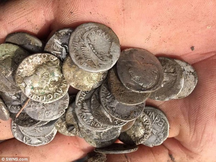 Εντυπωσιακό: Κυνηγός θησαυρών ανακάλυψε σπάνια νομίσματα μεγάλης αξίας! (pics)