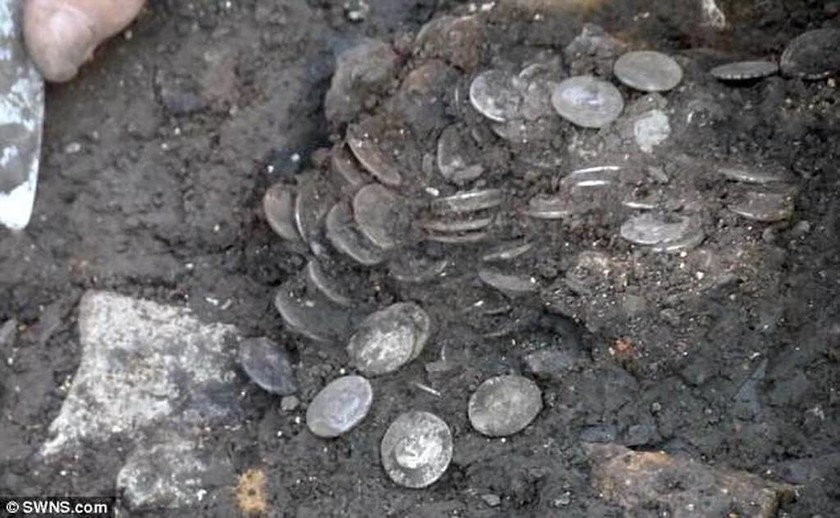 Εντυπωσιακό: Κυνηγός θησαυρών ανακάλυψε σπάνια νομίσματα μεγάλης αξίας! (pics)