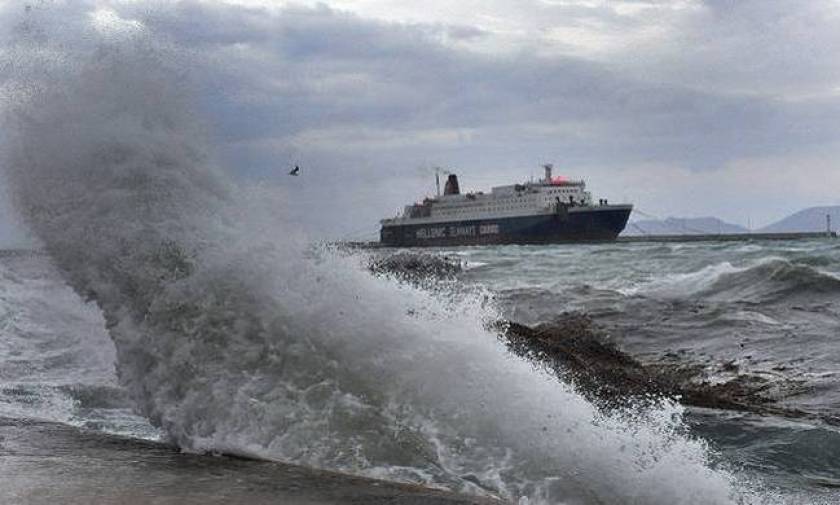 Καιρός ΤΩΡΑ: Θυελλώδεις άνεμοι στο Αιγαίο - Τι θα γίνει με τα δρομολόγια των πλοίων