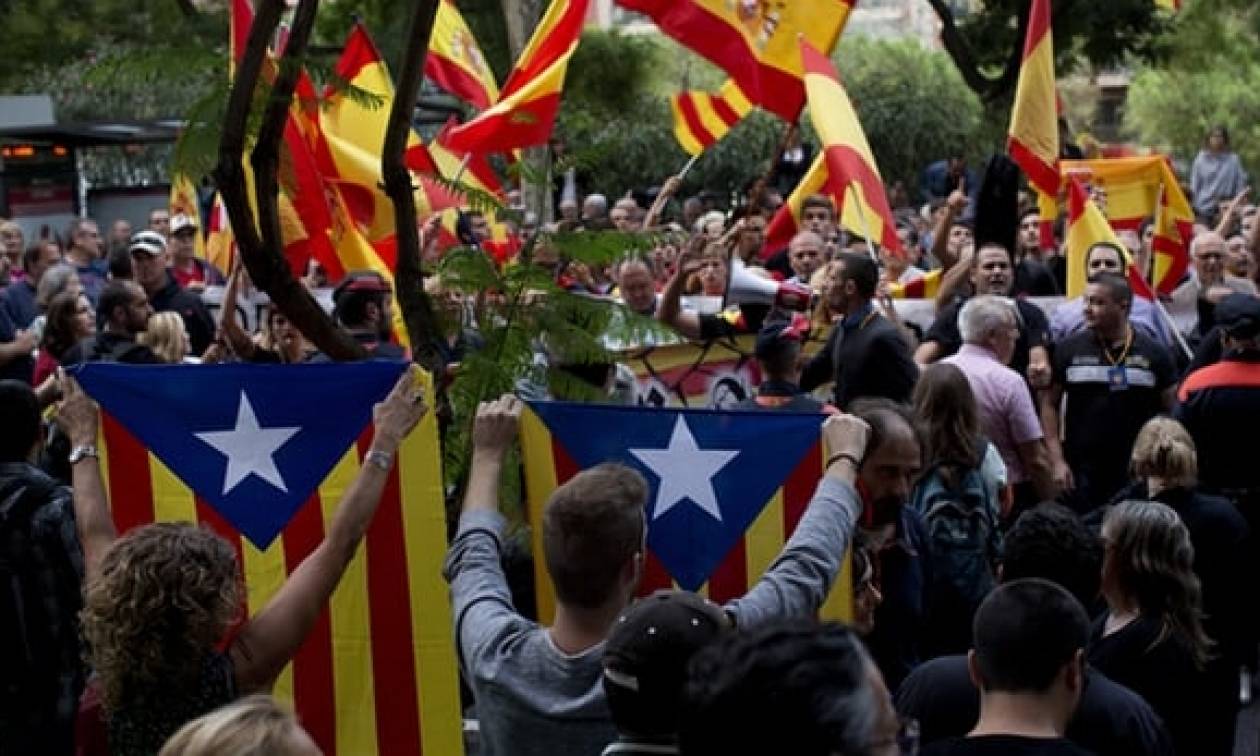 Καταλονία: Χάος με αστυνομικές επιδρομές - Καταλήψεις σχολείων από οικογένειες