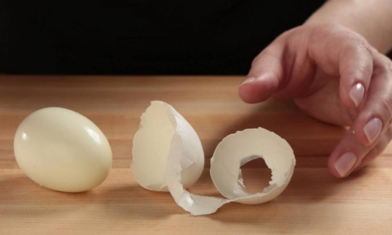 Σίγουρα δεν το ήξερες: Με αυτόν τον τρόπο θα καθαρίσεις πανεύκολα το αυγό (video)
