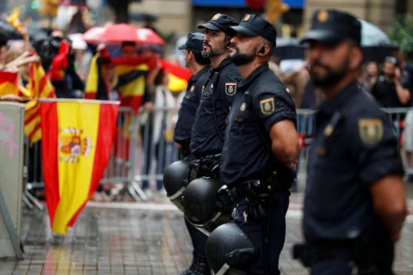«Εμφύλιος» στην Ισπανία για το δημοψήφισμα – Αρχίζει η «μάχη» της Βαρκελώνης
