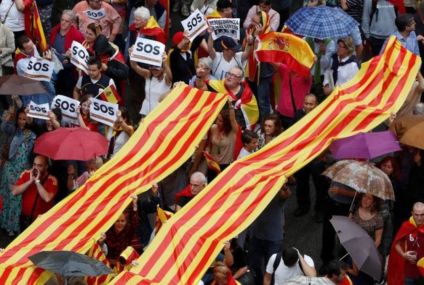 «Εμφύλιος» στην Ισπανία για το δημοψήφισμα – Αρχίζει η «μάχη» της Βαρκελώνης