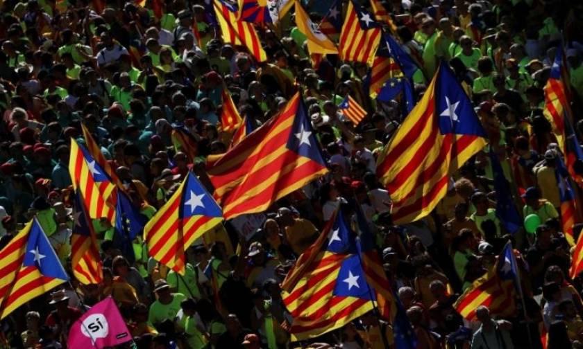 Καταλονία LIVE: «Μάχη» για το δημοψήφισμα - Φορτηγά της εθνοφρουράς στα εκλογικά τμήματα (pics)
