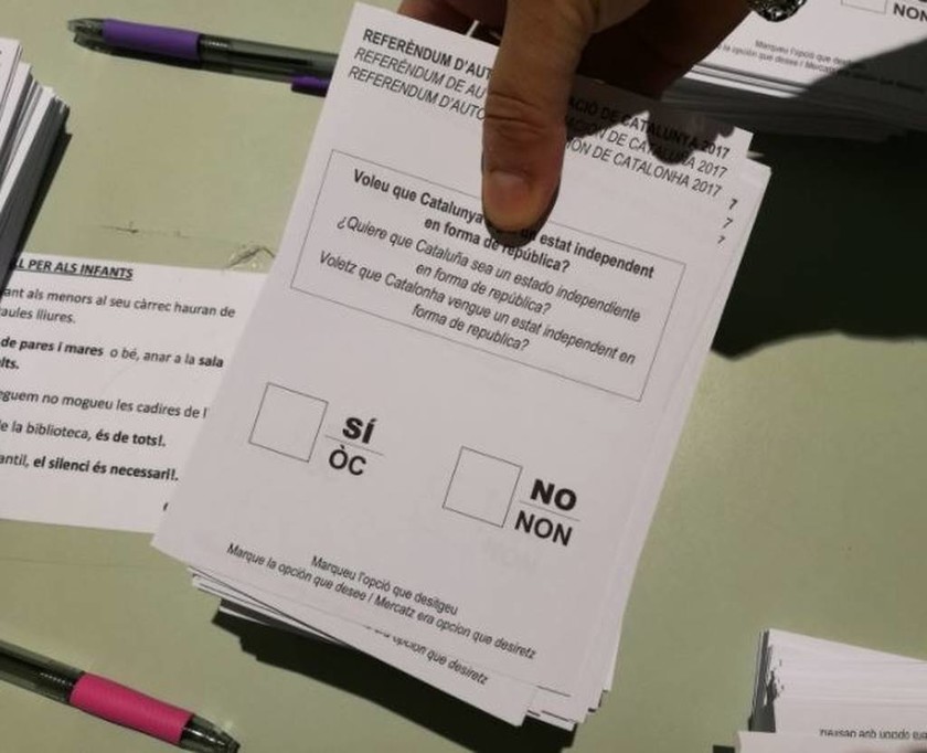 Καταλονία LIVE: «Μάχη» για το δημοψήφισμα - Φορτηγά της εθνοφρουράς στα εκλογικά τμήματα (pics)