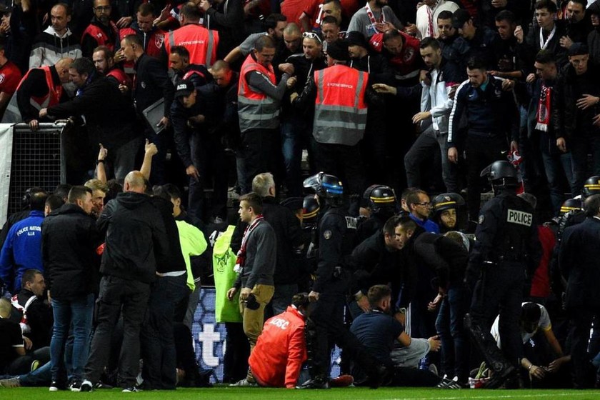 Γαλλία: Τρόμος σε γήπεδο - Τουλάχιστον 29 τραυματίες από την κατάρρευση κιγκλιδώματος (pics)