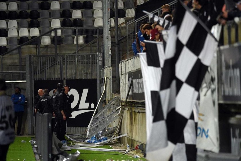 Γαλλία: Τρόμος σε γήπεδο - Τουλάχιστον 29 τραυματίες από την κατάρρευση κιγκλιδώματος (pics)