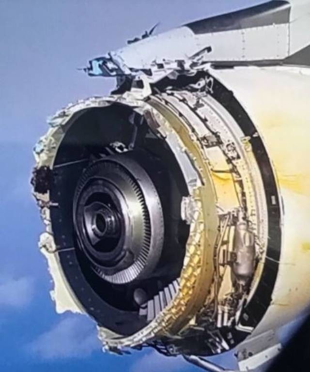 Πανικός στον αέρα: Εξερράγη κινητήρας αεροσκάφους (pics+vid)