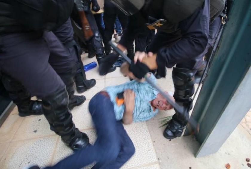 Δημοψήφισμα Καταλονία: Εικόνες ντροπής - Αστυνομικοί σακάτεψαν ηλικιωμένους (pics)