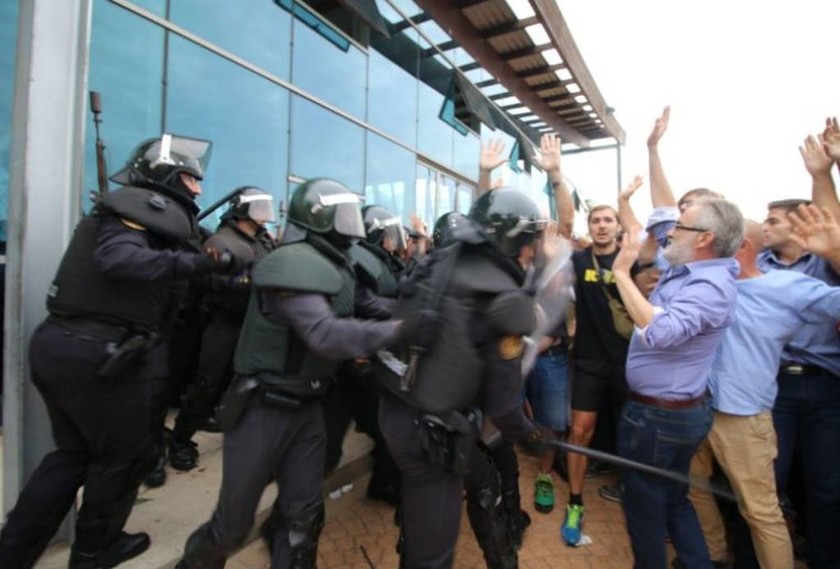 Δημοψήφισμα Καταλονία: Εικόνες ντροπής - Αστυνομικοί σακάτεψαν ηλικιωμένους (pics)