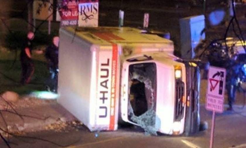 Συναγερμός στον Καναδά: Έριξε το φορτηγό του σε πεζούς και μαχαίρωσε αστυνομικό (pics+vid)