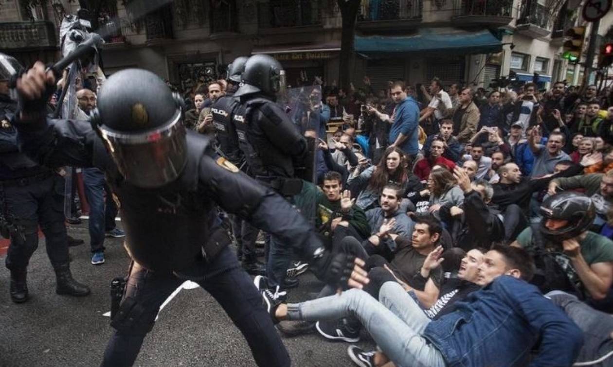 Καταλονία: Αστυνομικοί με πολιτικά διείσδυσαν σε εκλογικά τμήματα χτυπώντας πολίτες