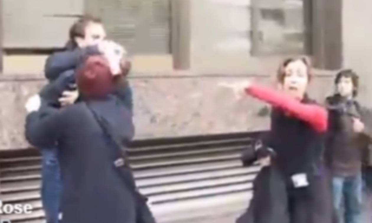 Καταλονία: Συγκλονιστικό βίντεο με αστυνομικούς να δέρνουν γυναίκες