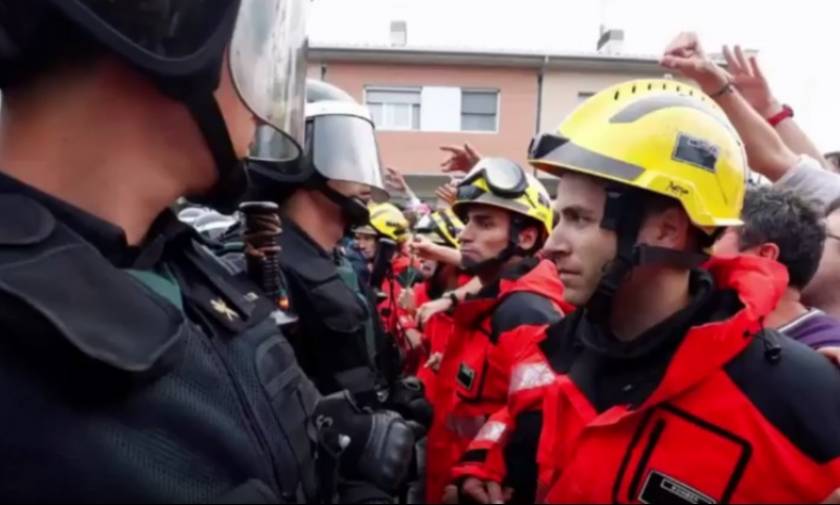 Καταλονία: Άγριο ξύλο των αστυνομικών σε πυροσβέστες συναδέλφους τους (vids)