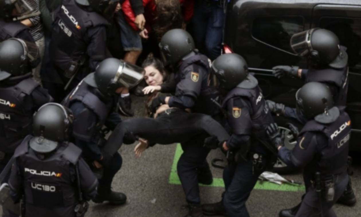 Αδιανόητο βίντεο: Αστυνομικός σπάει τα δάχτυλα γυναίκας στην Καταλονία
