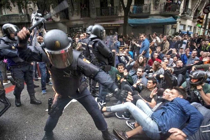 Καταλονία: Πνίγηκε στο αίμα το δημοψήφισμα – Πρωτόγνωρες σκηνές αστυνομικής βίας με 761 τραυματίες