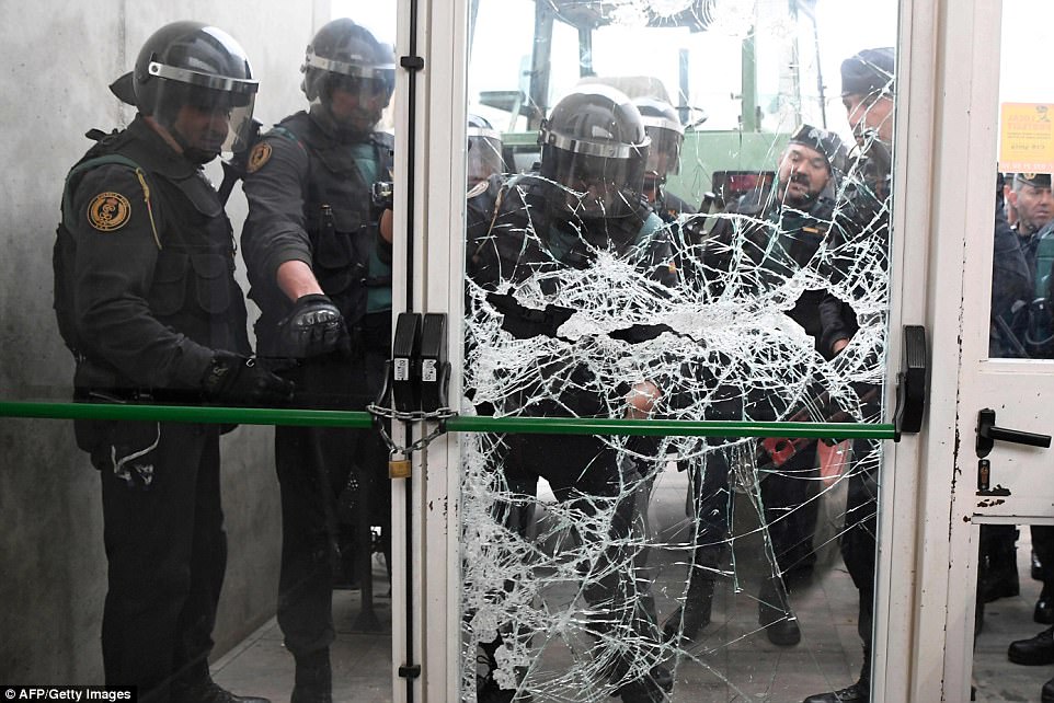 44E958DF00000578 4937860 Spanish Guardia Civil officers smash down the door of a polling a 50 1506847425665