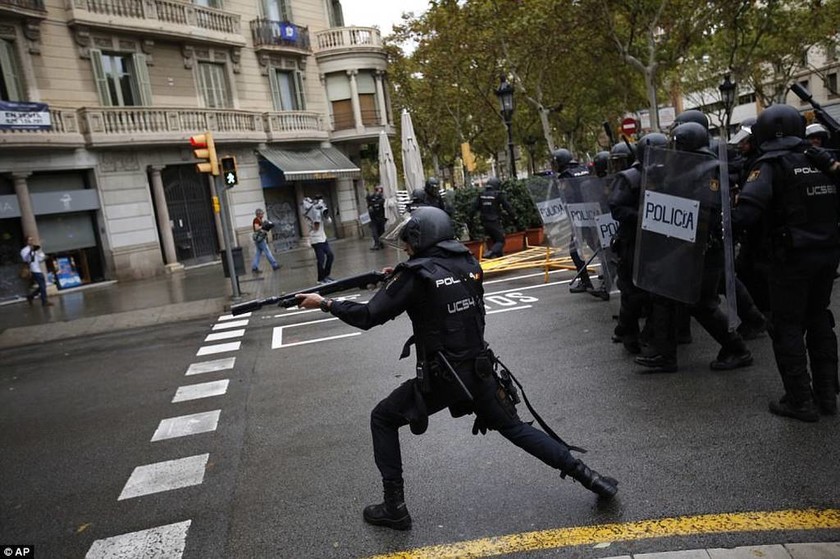 Καταλονία: Το αιματοβαμμένο δημοψήφισμα - Οι εικόνες που σόκαραν τον πλανήτη