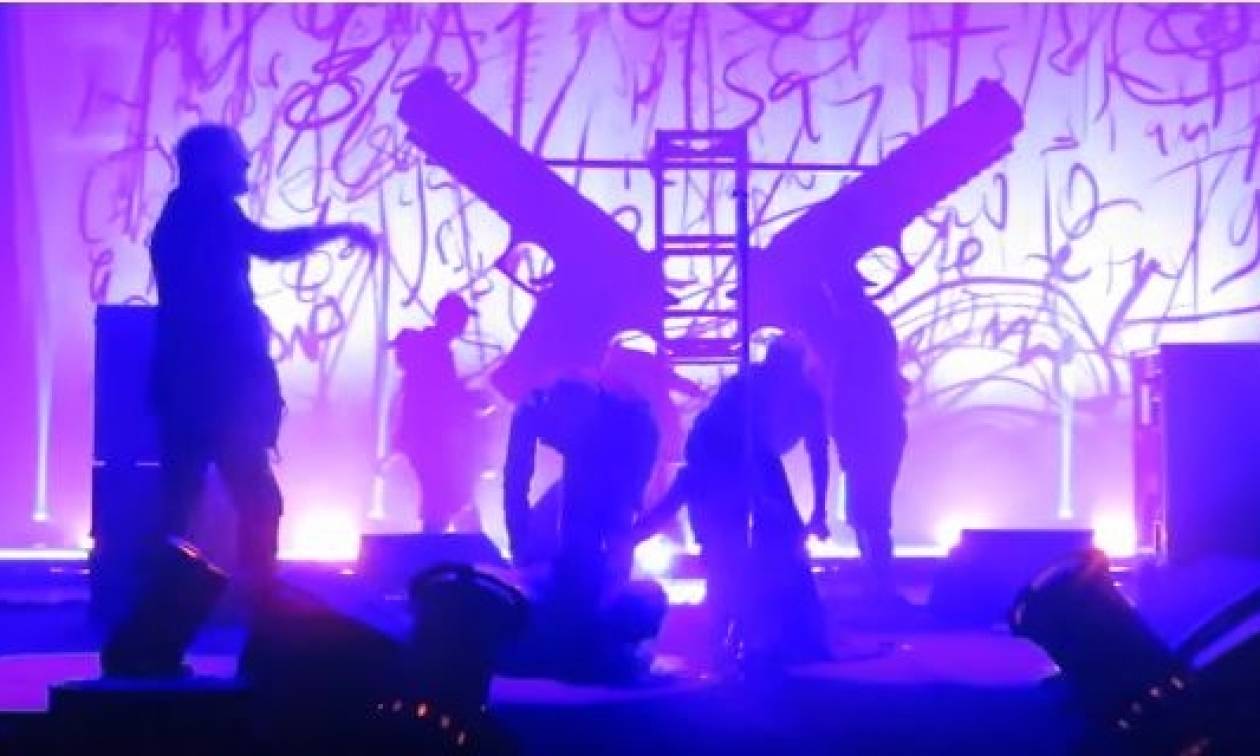 Σοκ! Φριχτό ατύχημα για τον Μάριλιν Μάνσον σε συναυλία -  Δείτε το συγκλονιστικό βίντεο