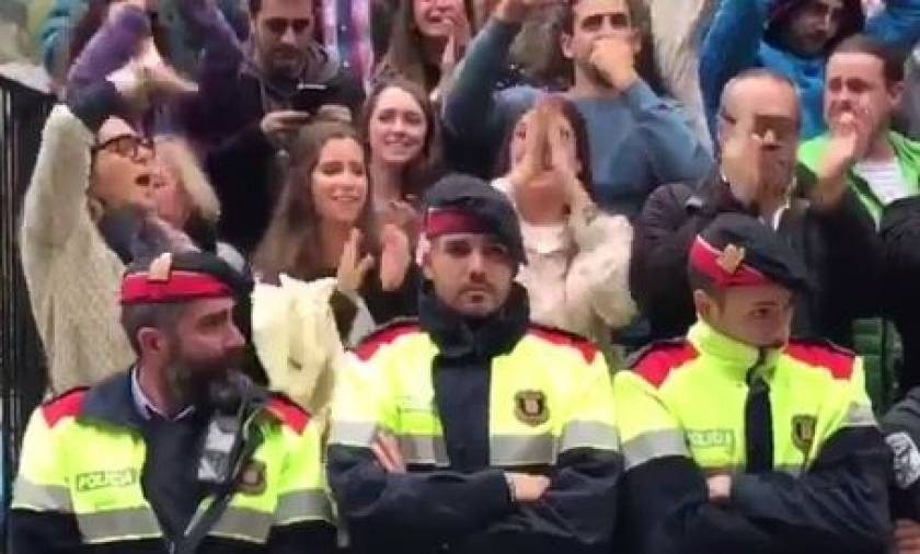 Συγκλονιστικό βίντεο: Αστυνομικός ξεσπά σε λυγμούς τη στιγμή των επεισοδίων στην Καταλονία