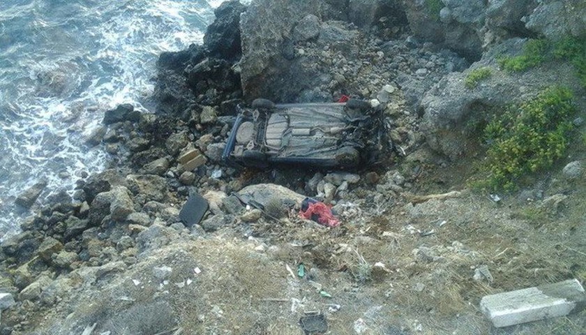 Χανιά: Έπεσαν με αυτοκίνητο σε γκρεμό 10 μέτρων! Σώθηκαν από θαύμα οι επβαίνοντες (pics)