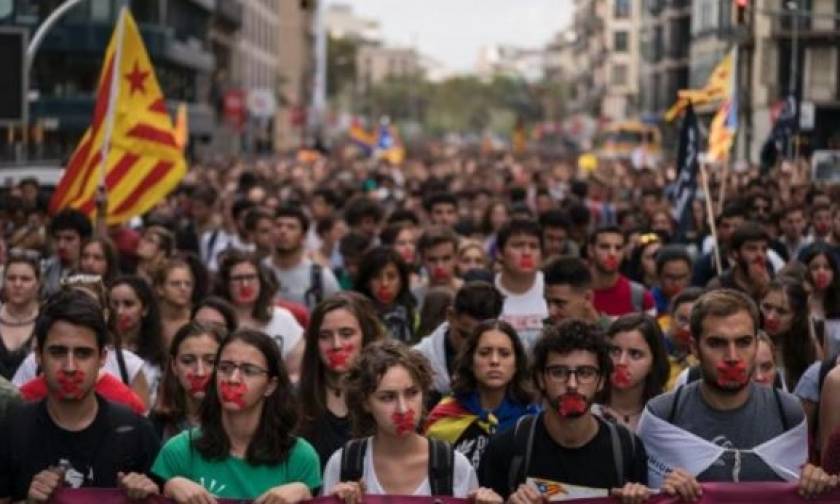 Καταλονία - Σοκάρει μαρτυρία: Μας απείλησαν ότι θα μας σπάσουν τα δάχτυλα (vid)