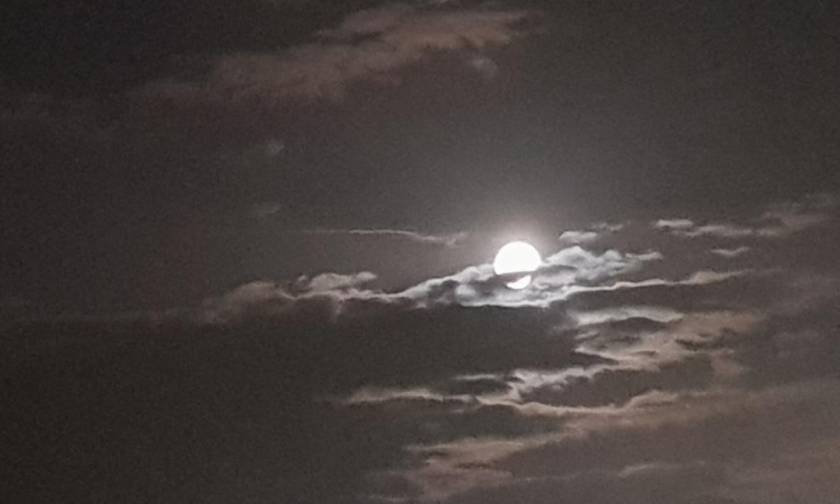 Harvest Moon: Εσείς είδατε το μοναδικό φαινόμενο που... φώτισε το χθεσινό ουρανό (photos)