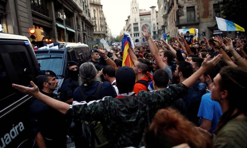 Σε γεωπολιτική δίνη η Ισπανία: Χιλιάδες διαδηλωτές σε Μαδρίτη και Βαρκελώνη για την Καταλονία