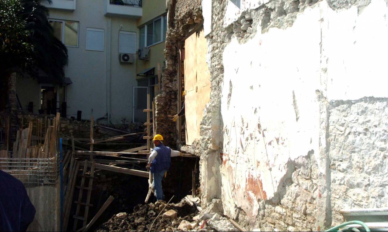 Κτίριο στον Πειραιά κατέρρευσε - Έρευνα για εγκλωβισμένους