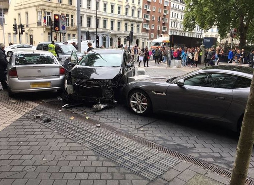 Πανικός στο Λονδίνο: Αυτοκίνητο «θέρισε» πεζούς έξω από μουσείο (pics+vid)